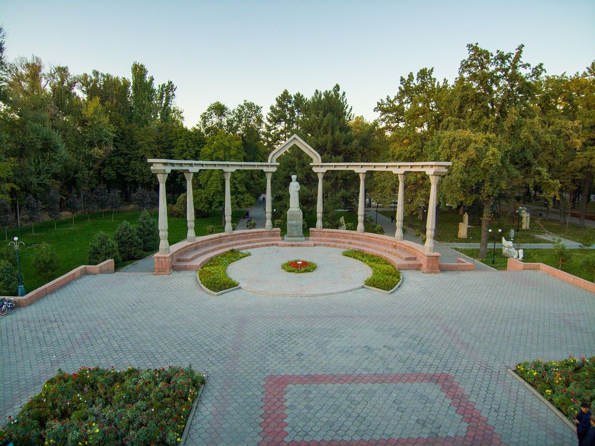 Yalangoch va kulgili odamlarning fotosuratlari Porno video: Chol qarshilik qila olmadi